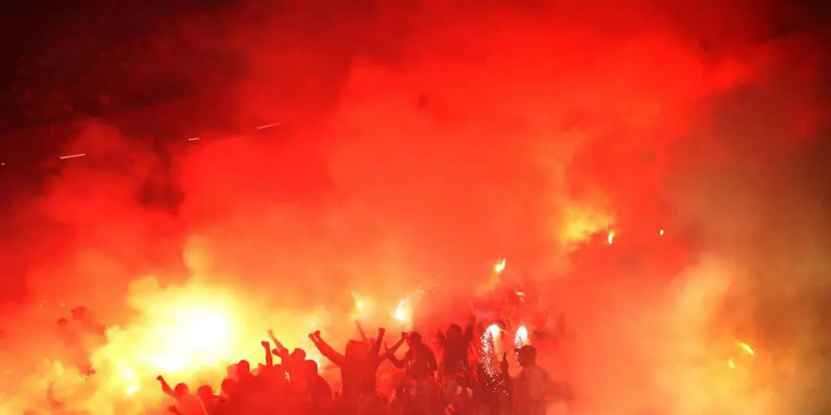 Ajax condamna focurile de artificii care au dus la anularea meciului