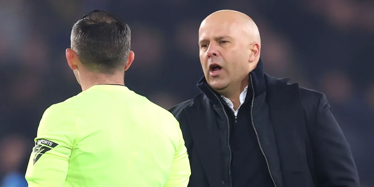 Arne Slot, suspendat dupa un scandal cu arbitrul Michael Oliver