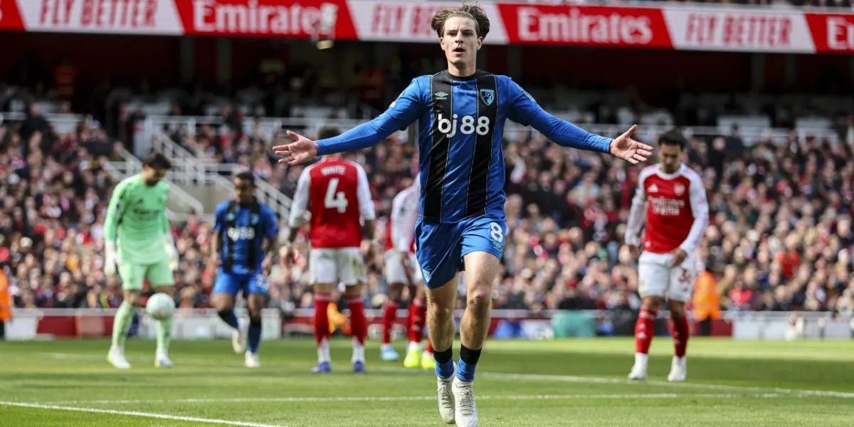 Transferuri in vara: Chelsea il vrea pe Alex Scott, Milan pe Vlahovic